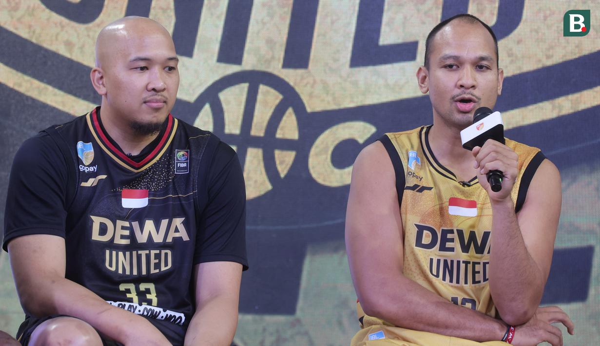 Pemain Dewa United, Kaleb Ramot (kanan) memberikan sambutan di samping Arki Dikania Wisnu dalam acara Media Day IBL 2025 di KYZN Kuningan, Jakarta Selatan, Kamis siang (12/12/2024). (Bola.com/M Iqbal Ichsan)