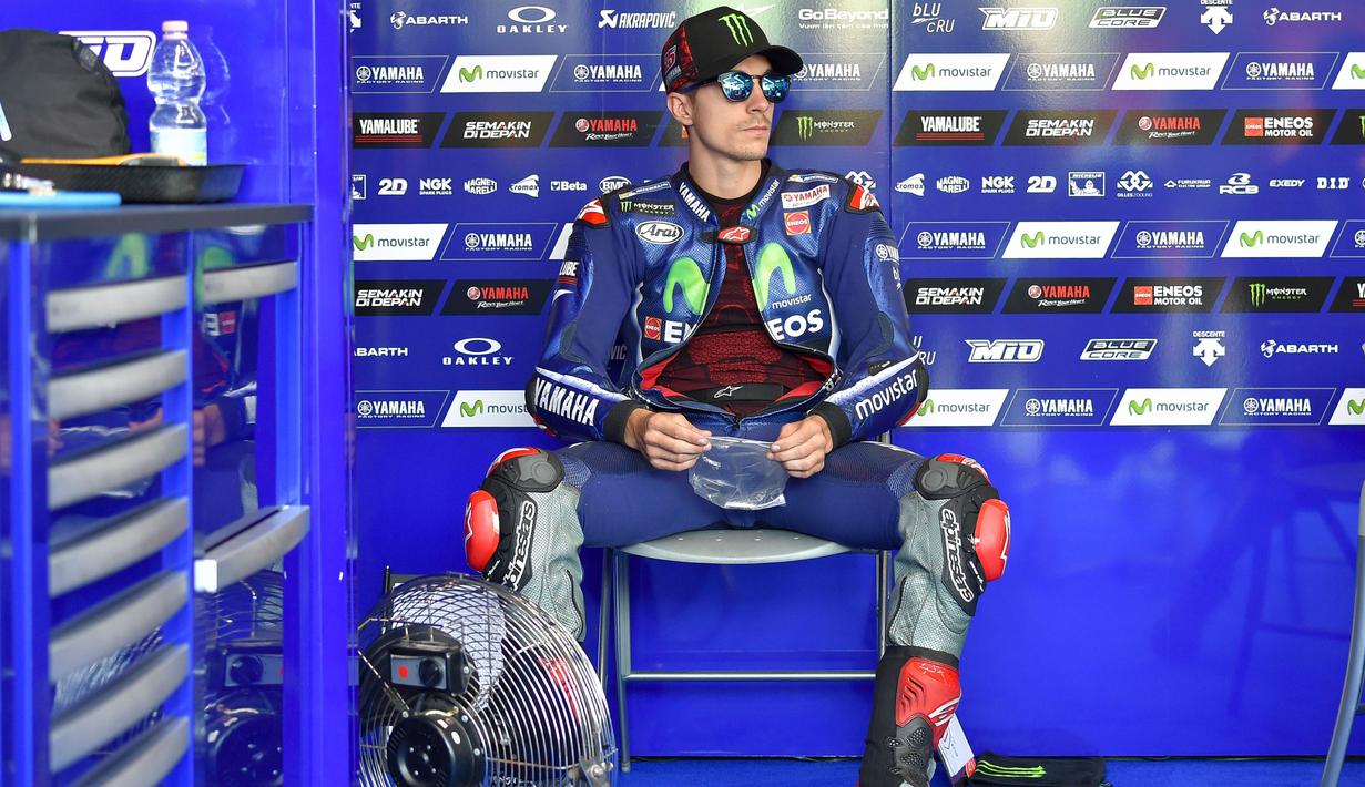 Pebalap Movistar Yamaha, Maverick Vinales menanti giliran mengikuti sesi latihan bebas pada balapan San Marino Moto GP Grand Prix di Marco Simoncelli Circuit, Misano (9/9/2017). (AFP/Andreas Solaro)