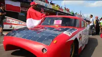 Widya Wahana V buatan ITS Surabaya berlaga dalam ajang lomba balap mobil tenaga surya di Adelaide, Australia. (ABC/Steven Schubert)