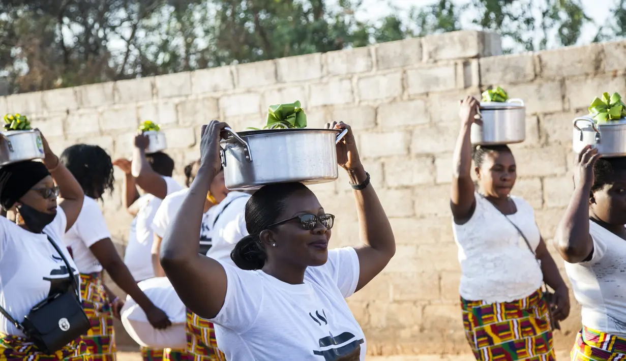 Anggota keluarga mempelai wanita mengantarkan makanan untuk mempelai pria dalam upacara Icilanga Mulilo di Lusaka, Zambia (5/9/2020/). Icilanga Mulilo, yang secara tradisional dipraktikkan oleh warga Zambia yang berbahasa Bemba, merupakan upacara sebelum pernikahan. (Xinhua/Martin Mbangweta)