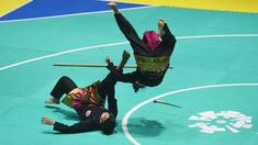 Pesilat Indonesia, Ayu Sidan Wilantari dan Ni Made Dwiyanti, saat beraksi pada Asean Games di Padepokan TMII, Jakarta, Rabu (29/8/2018). Ayu/Made berhasil meraih emas pada nomor seni ganda putri. (Merdeka.com/Imam Buhori)