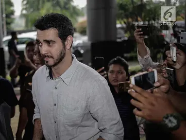 Aktor Fachri Albar tiba di Kejaksaan Negeri Jakarta Selatan, Kamis (19/4). Berkas kasus dugaan penyalahgunaan narkotika yang menjerat aktor Fachri Albar telah dinyatakan lengkap oleh kepolisian. (Liputan6.com/Faizal Fanani)