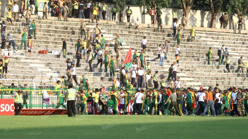 Gresik United vs PS TNI_TSC 2016