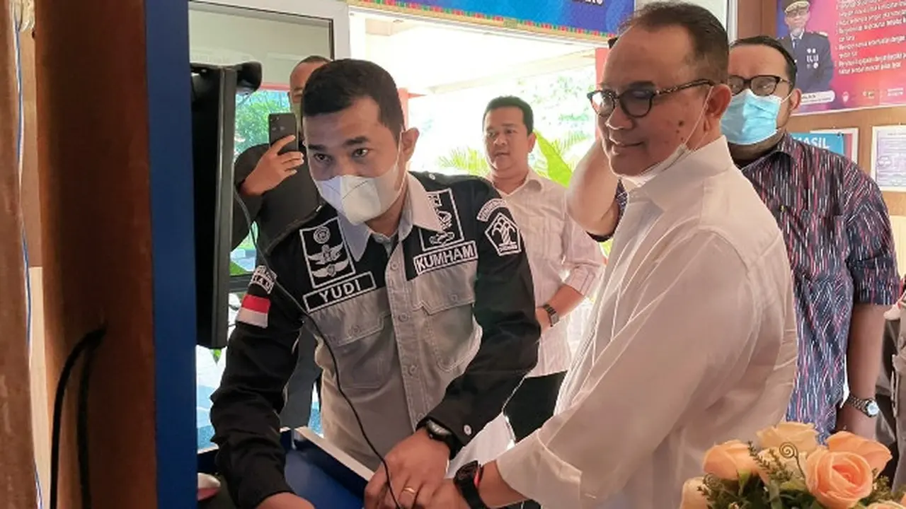 Mantan Gubernur Riau Rusli Zainal saat meninggalkan Lapas Pekanbaru karena pembebasan bersyarat.