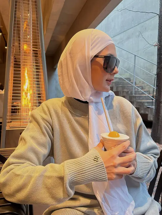 Ngopi santai di Korea, Paula Verhoeven terlihat bergaya dengan outfit yang nyaris senada [@paula_verhoeven]