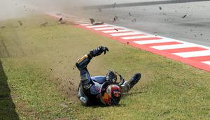 Alex Marquez bersenggolan dengan motor pembalap Pedro Acosta yang tiba-tiba kehilangan tenaga pada lap ke-12. Hal tersebut membuatnya keluar lintasan. (AFP/Daniel Ballarin)