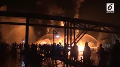 Sebuah Tanker milik pertamina terbakar di sungai Barito, kapal terbakar saat membongkar muatan BBM