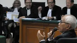 Terdakwa OC Kaligis saat memberikan keterangan saat sidang pemeriksaan terdakwa di Pengadilan Tipikor, Rabu (11/11). Sidang menghadirkan saksi Yulius Irwansyah Mawarji yang merupakan anak buah OC Kaligis. (Liputan6.com/Helmi Afandi)