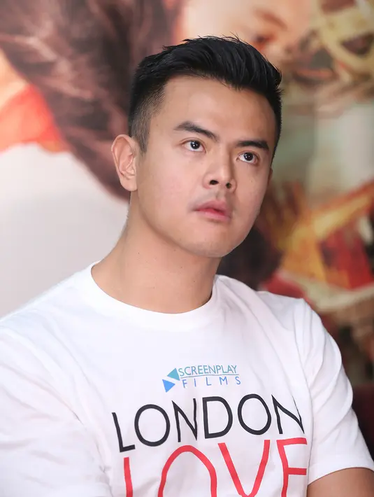 Pengalaman lain saat di London Inggris, saat sedang keasyikan belanja, ia harus tertinggal di lokasi shooting. Lantaran menunggu sepatu pesanannya untuk beberapa menit. (Andy Masela/Bintang.com)