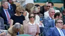 Pippa Middleton saat menyaksikan kejuaraan tenis Grand Slam Wimbledon 2017 di London, Rabu (5/7). Pippa datang bersama adiknya James Middleton menonton pertandingan yang mempertemukan Andy Murray dengan petenis Jerman Dustin Brown. (AP Photo/Tim Ireland)