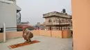 Min Bahadur Sherchan saat melakukan yoga untuk menjaga kebugaran fisiknya di Kathmandu, Nepal (12/4). Kakek Min kini tengah sibuk menyiapkan kondisi fisiknya sebelum memulai pendakian ke Gunung Everest. (AP Photo / Niranjan Shrestha)