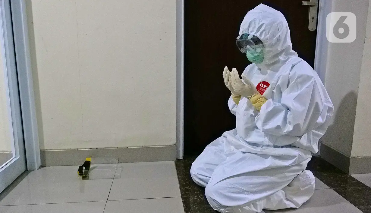 Perawat sedang berdoa seusai salat maghrib di Rumah Sakit Haji, Jakarta, Jumat (9/5/2020). Garda terdepan penanganan Covid-19 ini tetap menjalani bulan Ramadan di sela-sela menangani pasien terinfeksi dengan melakukan tadarus Quran dan buka puasa bersama. (Liputan6.com/Herman Zakharia)