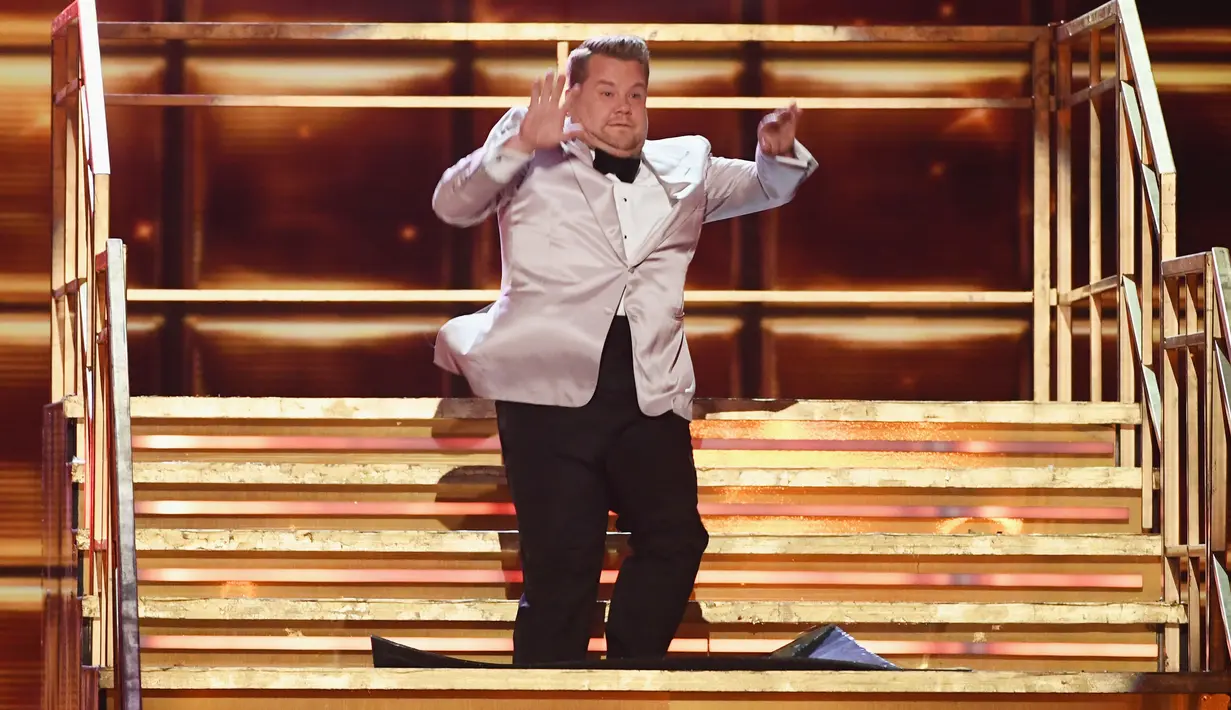 Komedian James Corden saat masuk ke atas panggung ajang penganugerahan Grammy Awards 2017 di Los Angeles, Minggu (12/2). Sebagai host Grammy 2017, James Corden tampil begitu jenaka membawakan acara tersebut. (KEVIN WINTER/GETTY IMAGES NORTH AMERICA/AFP)