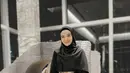 Perpaduan gamis hitam dengan hijab senada serta belt berwarna emas membuat penampilan Zaskia makin elegan. Tas tangan dan sepatu dengan aksen senada juga makin mempermanis penampilannya. (Liputan6.com/IG/@zaskiasungkar15)