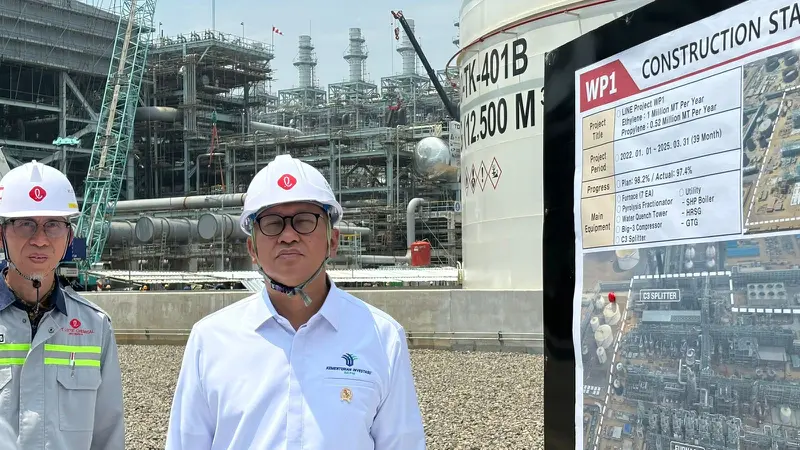 Menteri Investasi/Kepala Badan Koordinasi Penanaman Modal (BKPM) Rosan P. Roeslani  melakukan kunjungan kerja ke PT Lotte Chemical Indonesia (LCI) di Cilegon, Banten, Rabu (11/9/2024). (Tira/Liputan6.com)