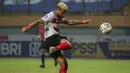 Pemain Madura United, Rafael Feital Da Silva (kiri) berusaha mencetak gol ke gawang PSIS Semarang dalam laga pekan ke-5 BRI Liga 1 2021/2022 di Stadion Wibawa Mukti, Cikarang, Rabu (29/09/2021). Kedua tim bermain imbang 0-0. (Bola.com/Bagaskara Lazuardi)