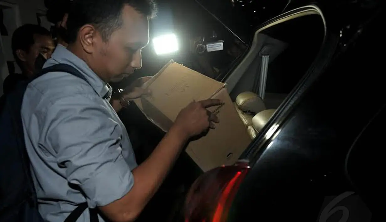 Penyidik KPK melakukan penggeledahan di rumah mantan Sekjen Partai Demokrat untuk mencari beberapa barang bukti tambahan (Liputan6.com/Johan Tallo)