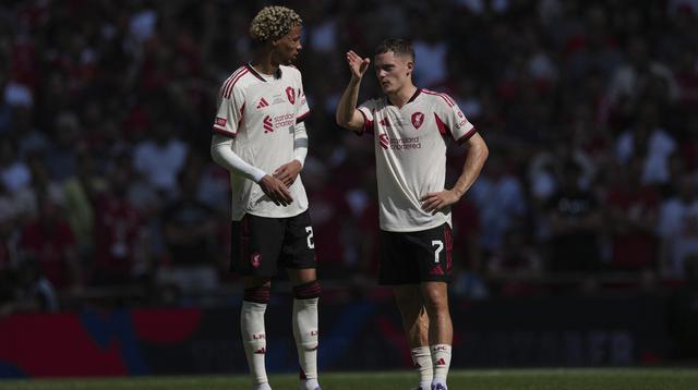 Hugo Ekitike dan Florian Wirtz&nbsp;di laga Community Shield antara Crystal Palace vs Liverpool di Stadion Wembley, Minggu (10/08/2025). (AP Photo/Dave Shopland).