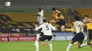 Pemain Wolverhampton Wanderers Raul Jimenez (tengah) mencetak gol ke gawang Manchester City pada pertandingan Liga Premier Inggris di Stadion Molineux, Wolverhampton, Inggris, Senin (21/9/2020). The Citizens sukses menjinakkan tuan rumah dengan skor 3-1. (Stu Forster/Pool via AP)