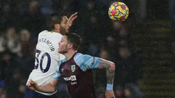 Gelandang Tottenham Hotspur, Rodrigo Bentancur (kiri) berebut bola dengan penyerang Burnley, Wout Weghorst selama pertandingan lanjutan Liga Inggris di Stadion Turf Moor, Inggris, Kamis (24/2/2022). Burnley menang tipis atas Tottenham 1-0. (AFP/Nigel Roddis)