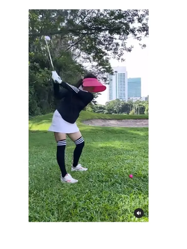 7 Potret Ussy Sulistiawaty saat Main Golf, Tampil Stylish