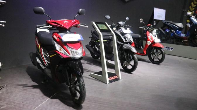 Yamaha memajang deretan sepeda motor skuter andalannya selama pameran IMOS 2018 yang berlangsung di JCC, Senayan, Jakarta, 31 Oktober-4 November 2018. (Herdi Muhardi)