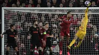 Kiper Atletico Madrid, Jan Oblak berusaha menipis bola saat bertanding melawan Liverpool pada leg kedua 16 besar Liga Champions di Anfield, Inggris (11/3/2020). Jan Oblak tampil gemilang saat Atletico Madrid mengalahkan Liverpool 3-2. (AFP/Javier Soriano)