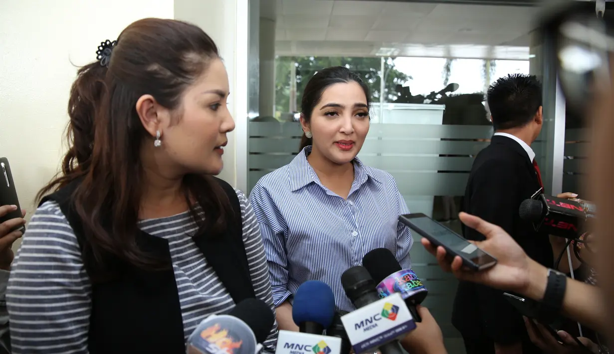 Nindy dan Ashanty, usai menjenguk Jupe di kamar perawatannya menyampaikan harapan dan doa untuk kesembuhan Jupe. Selain itu mereka juga memberikan dukungan agar Jupe selalu semangat melawan sakitnya. (Nurwahyunan/Bintang.com)