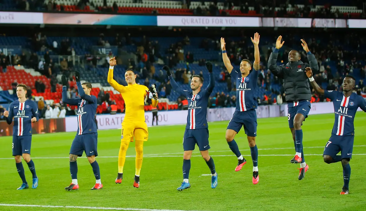 Para pemain Paris-Saint-Germain (PSG) merayakan kemenangan mereka atas Dijon pada akhir pertandingan Liga Prancis di Parc des Princes, Paris, Prancis, Sabtu (29/2/2020). PSG menang 4-0, Mbappe mencetak dua gol dan satu assist. (AP Photo/Michel Euler)