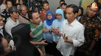 Jokowi menyempatkan dialog dengan warga saat kinjungannya ke RSUD Pasar Rebo Selasa (18/3/2014) (Liputan6.com/Herman Zakharia).