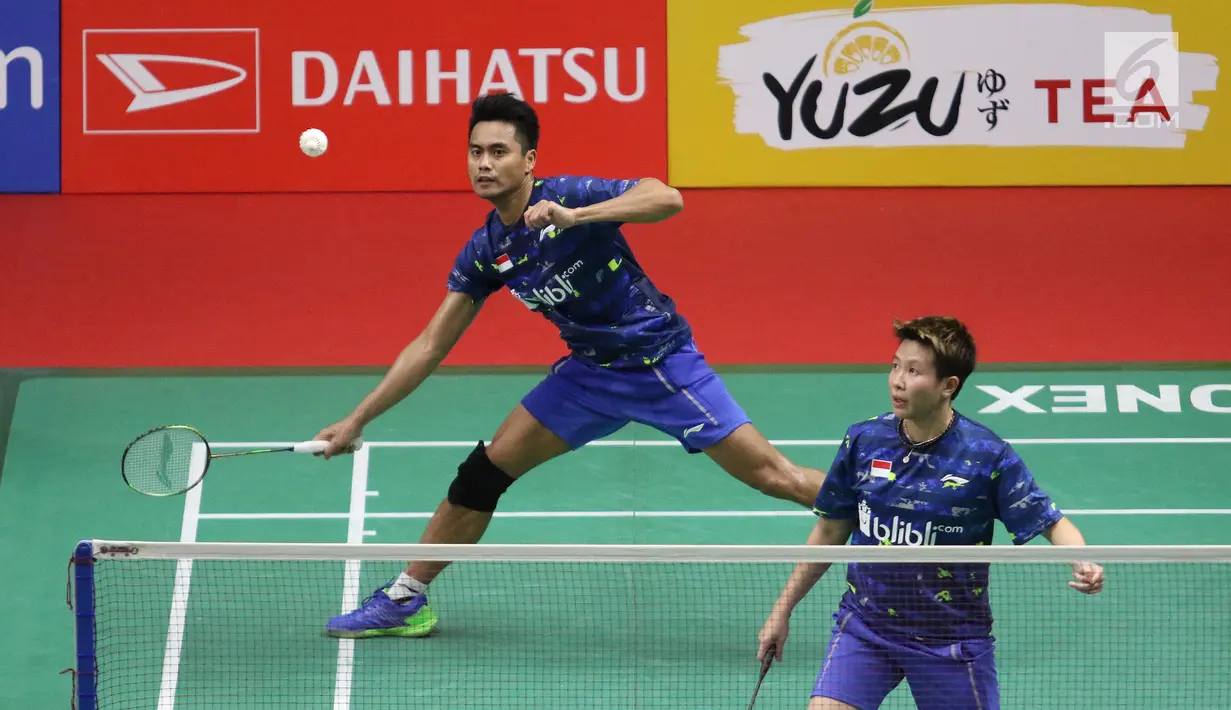 Ganda campuran Indonesia, Tontowi Ahmad/Liliyana Natsir mengembalikan kok ke arah rival senegara, Riky Widianto/Masita Mahmudin pada laga perdana Indonesia Masters 2018 di Jakarta, Selasa (23/1). Owi/Butet menang 23-21, 21-17. (Liputan6.com/Angga Yuniar)