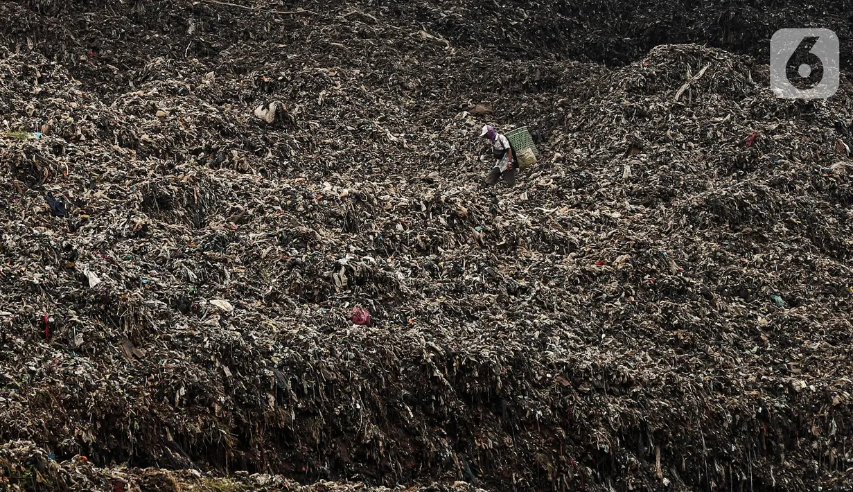 Suasana TPST Bantar Gebang saat peringatan Hari Sampah Nasional di Bekasi, Senin (21/2/2022). Hal ini bertujuan dapat membantu penanganan sampah daur ulang menjadi barang yang bermanfaat serta bermakna. (Liputan6.com/JohanTallo)