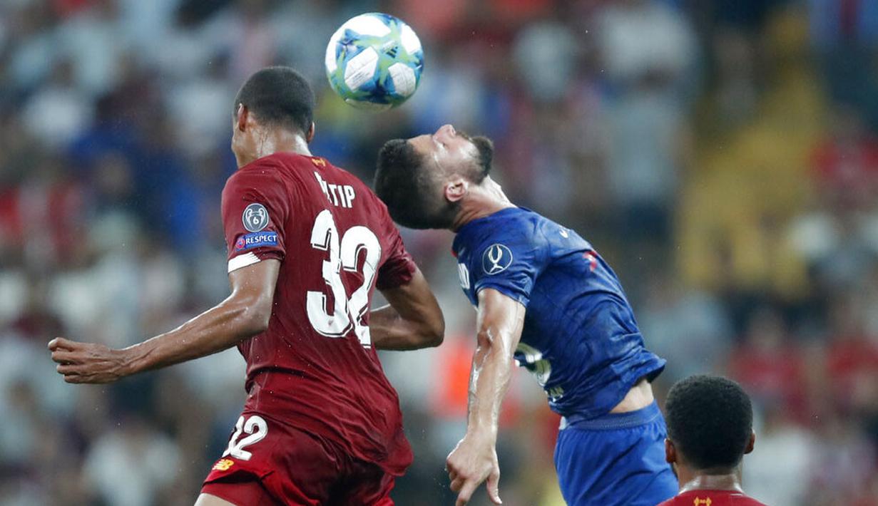 Bek Liverpool, Joel Matip, duel udara dengan striker Chelsea, Olivier Giroud, pada laga Piala Super Eropa 2019 di Stadion Vodafone Park, Istanbul, Rabu (4/8). Liverpool mengalahkan Chelsea lewat adu penalti dengan skor 5-4. (AP/Thanassis Stavrakis)