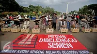 Suasana sembilan orang petani perempuan yang disemen kakinya saat mengelar aksi lanjutan di depan Istana Negara, Jakarta (13/4). Aksi tersebut sebagai penolakan terhadap tambang dan pabrik semen di Pegunungan Kendeng, Jateng. (Liputan6.com/Faizal Fanani)