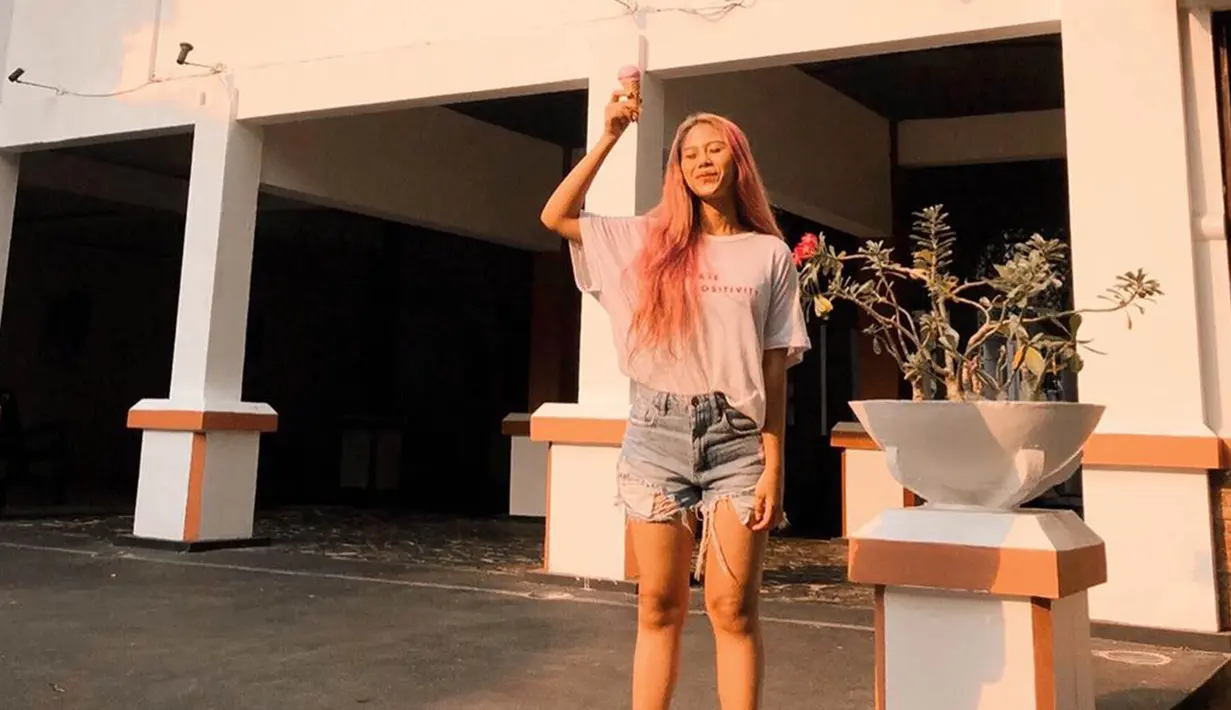 Mencoba gaya yang berbeda, Nadin tampil lebih kasual dengan kaos putih dan celana jeans pendek. (Liputan6.com/IG/@cakecaine)
