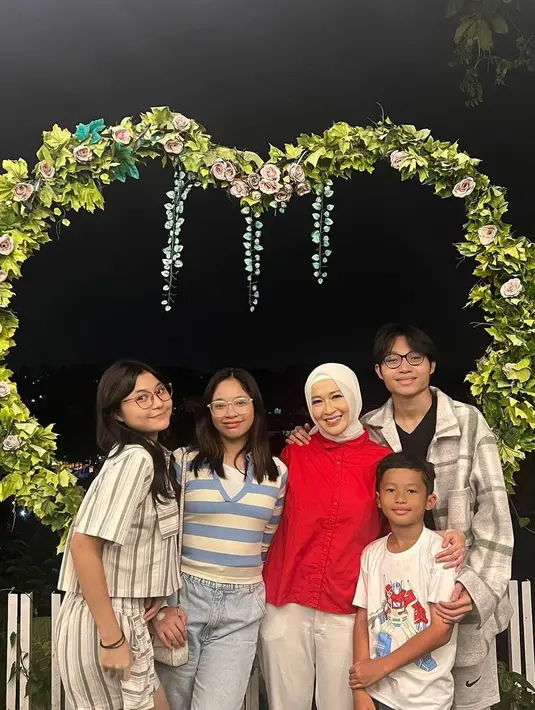 <p>Okie bersama anak-anak, Kiesha Alvaro, Shakiena Azalea Putrina Pasha, Nasha Anaya Putri Valentina Pasha dan Miro Materazi Gunawan. "Alhamdulillah melewati bertambah usia bareng anak2 dan sahabat2 tersayang.." tulis Okie. [Instagram/okieagustina_]</p>