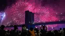 Orang-orang menyaksikan pertunjukkan kembang api di sisi timur Manhattan selama perayaan Hari Kemerdekaan Amerika Serikat atau yang dikenal sebagai Fourth of July di New York, Kamis (4/7/2019). Di Amerika Serikat sendiri, 4 Juli ditetapkan sebagai hari libur nasional. (AP Photo/Jeenah Moon)