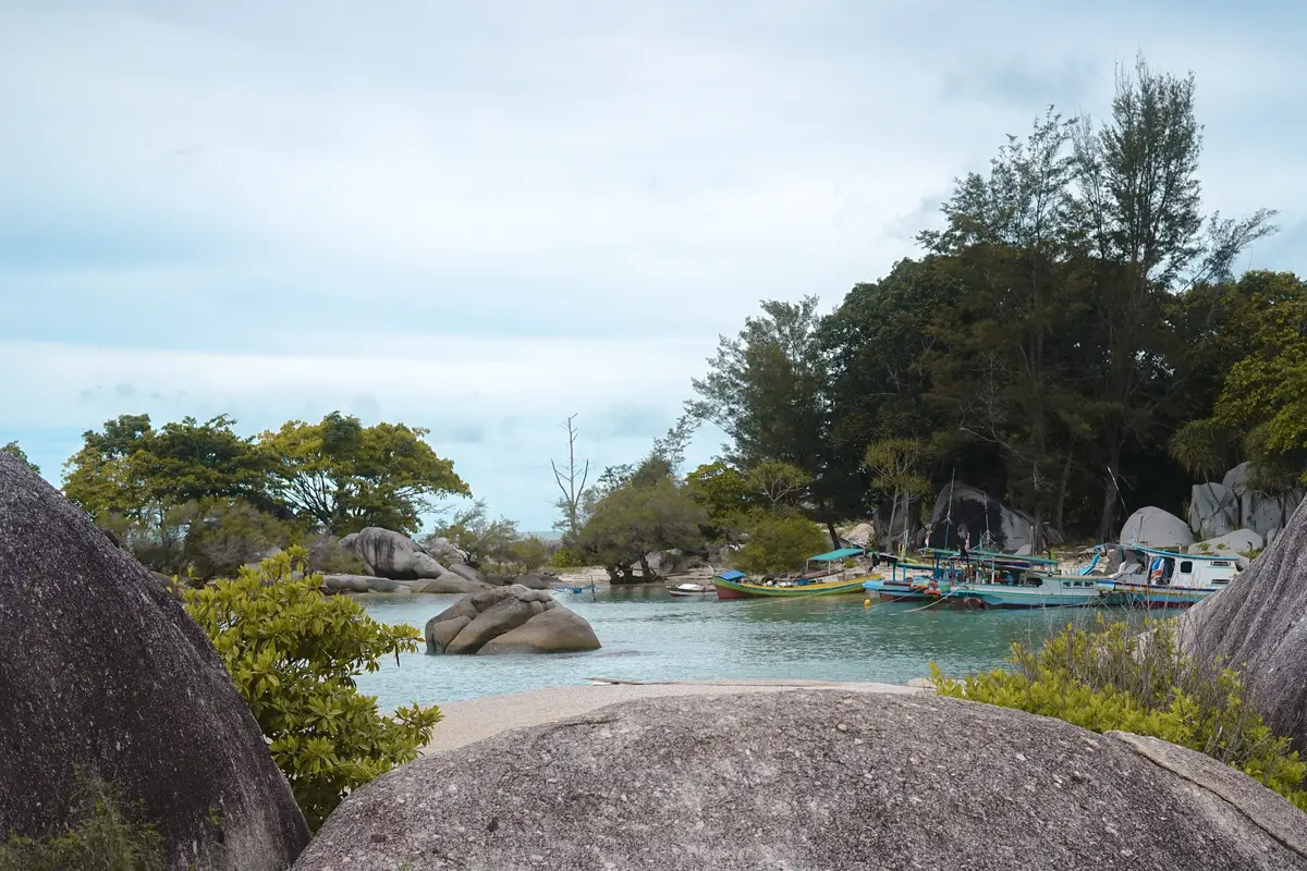 Ilustrasi objek wisata pantai Tanjung Kelayang