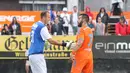 Kiper Wiener Sport Klub mencoba protes aksi Alvaro Negredo (kanan) yang menyentuh bola dengan tangan sebelum mencetak gol. (Bola.com/Reza Khomaini)