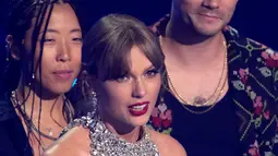 Taylor Swift menerima penghargaan pada ajang MTV Video Music Awards di Prudential Center, Newark, New Jersey, Amerika Serikat, 28 Agustus 2022. Taylor Swift memenangi penghargaan bergengsi 'Video of the Year' untuk All Too Well (10 Minute Version) (Taylor's Version). (Photo by Charles Sykes/Invision/AP)