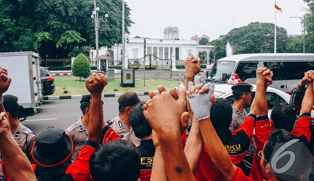 Ratusan orang yang kompak memakai baju merah ini menuntut Jokowi-JK untuk membatalkan rencana kenaikan harga BBM karena memberatkan masyarakat yang tak kurang mampu, Jakarta, Selasa (11/11/2014)(Liputan6.com/Faizal Fanani)