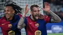 Pemain Barcelona, Inigo Martinez (kanan) melakukan selebrasi setelah mencetak gol ke gawang Atletico Madrid dalam laga leg 1 semifinal Copa del Rey 2024/2025 di Estadi Olimpic Lluis Companys, Barcelona, Rabu (26/02/2025) dini hari WIB. (AFP/Lluis Gene)