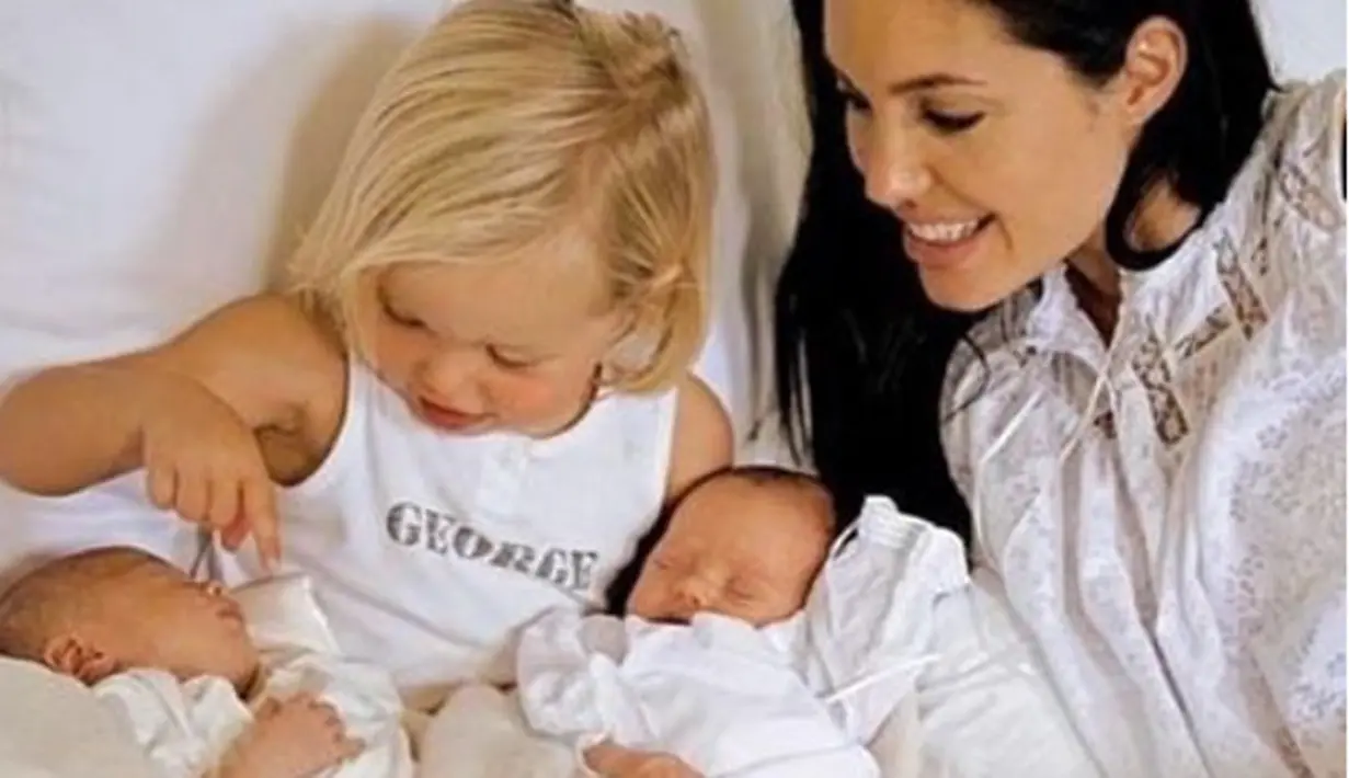 Tidak ingin anak-anaknya diasuh oleh Pitt, Jolie meminta hak asuh anak pada dirinya. Meski memiliki hak asuh, Jolie tetap mempersilahkan Pitt menemui anak-anaknya. Jolie khawatir karena Pitt kecanduan alkohol dan rokok. (Instagram/angelinajolieofficial)