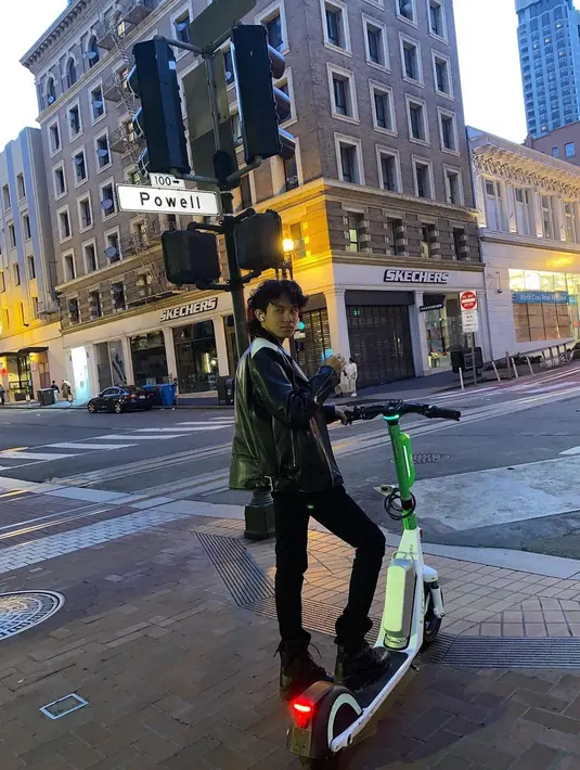 Tak lupa, Rizky Langit juga menikmati suasana Los Angeles dengan bermain skuter di jalanan kota. Remaja berusia 15 tahun ini memang dinilai memiliki selera fashion yang unik. Punya postur tubuh yang tinggi, ia tampil bak seorang model.