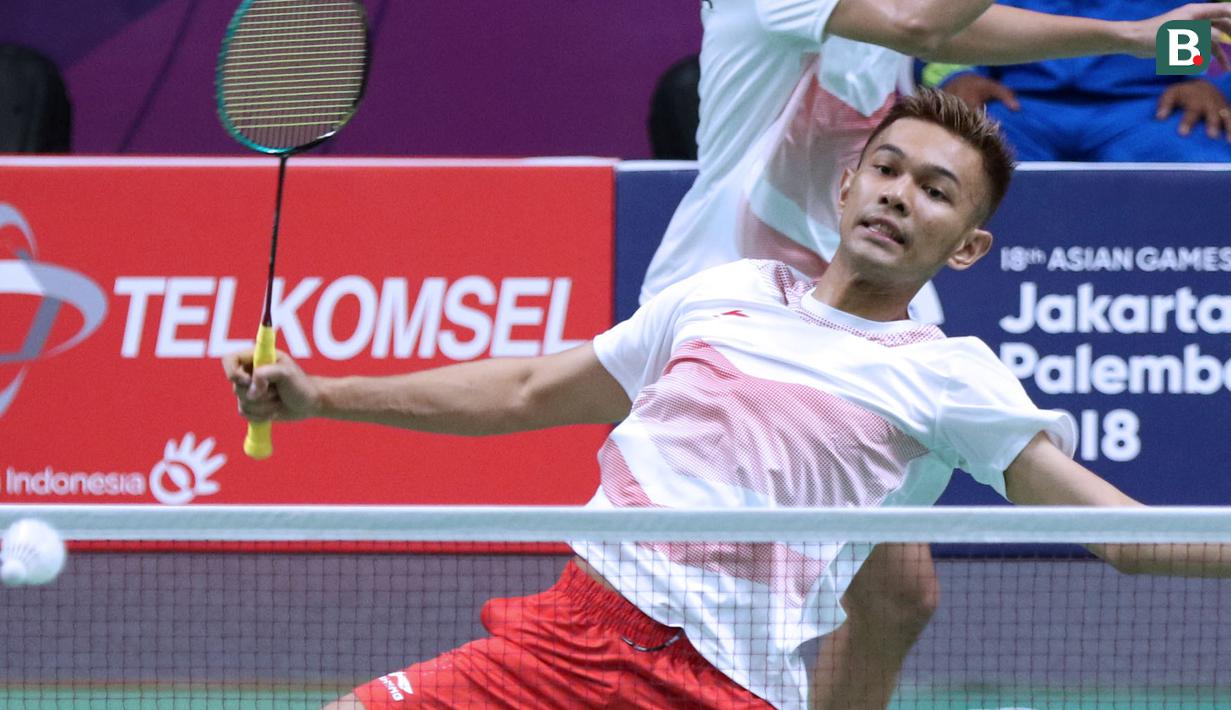 Pasangan Indonesia, Fajar Alfian/M Rian Ardianto, saat melawan wakil Jepang, Takuto Inoue/Yuki Kaneko, pada laga Asian Games di Istora, Jakarta, Selasa (21/8/2018). Fajar/Rian menang 21-10, 21-10. (Liputan6.com/Helmi Fithriansyah)