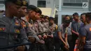 Personel Polri melakukan latihan pengamanan Asian Games 2018 di lapangan Istora Senayan, Jakarta, Rabu (18/7). Latihan gabungan bersama TNI ini terkait pengawalan tamu VVIP Asian Para Games 2018 dan mengatasi gangguan yang terjadi (Merdeka.comImam Buhori)