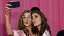 Sanne Vloet and Taylor Hill terlihat sedang asyik melakukan selfie di belakang panggung sebelum pagelaran Victoria’s Secret Fashion Show 2015. Para model tidak ingin melewatkan sedikit momen pun malam itu. (AFP/Bintang.com)