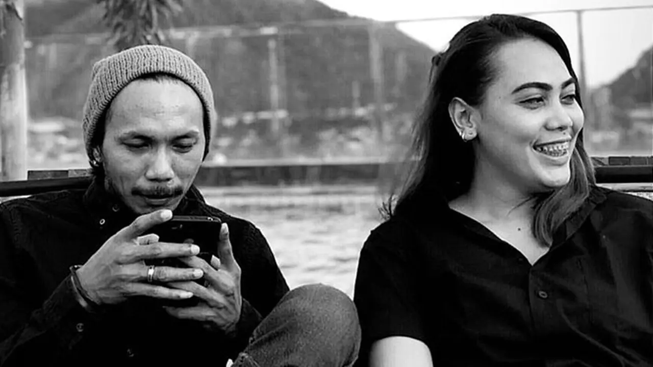Jarang Terekspos, Ini 6 Potret Mesra Norman Kamaru Bersama Istri Kedua