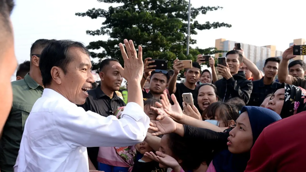 Presiden Jokowi bagikan sembako bagi warga  di Kecamatan Tambora, Jakarta Barat. (Setpres)