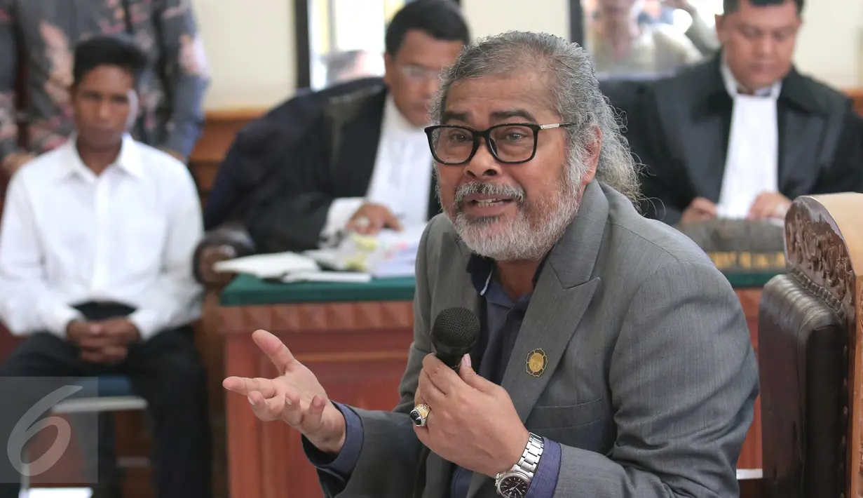 Ketua KPAI Arist Merdeka Sirait saat menjadi saksi dalam persidangan kasus pembunuhan Angeline dengan terdakwa Agustay Hamdamay di Pengadilan Negeri Denpasar, Selasa (12/1). (Liputan6.com/Angga Yuniar)